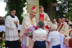 19.07.2020. Małogoszcz. Prymicyjna msza święta arcybiskupa Henryka Jagodzińskiego. Na zdjęciu (w środku): abp. Henryk Jagodziński / Ewa Pociejowska-Gawęda / Radio Kielce