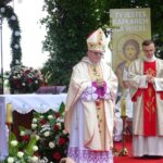 19.07.2020. Małogoszcz. Prymicyjna msza święta arcybiskupa Henryka Jagodzińskiego. Na zdjęciu (w środku): abp. Henryk Jagodziński / Ewa Pociejowska-Gawęda / Radio Kielce