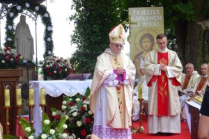 19.07.2020. Małogoszcz. Prymicyjna msza święta arcybiskupa Henryka Jagodzińskiego. Na zdjęciu (w środku): abp. Henryk Jagodziński / Ewa Pociejowska-Gawęda / Radio Kielce