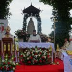 19.07.2020. Małogoszcz. Prymicyjna msza święta arcybiskupa Henryka Jagodzińskiego. Na zdjęciu (po lewej): abp. Henryk Jagodziński / Ewa Pociejowska-Gawęda / Radio Kielce