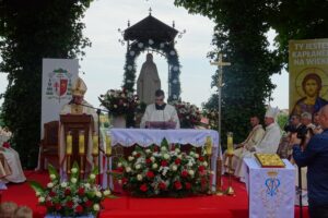 19.07.2020. Małogoszcz. Prymicyjna msza święta arcybiskupa Henryka Jagodzińskiego. Na zdjęciu (po lewej): abp. Henryk Jagodziński / Ewa Pociejowska-Gawęda / Radio Kielce