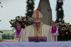 19.07.2020. Małogoszcz. Prymicyjna msza święta arcybiskupa Henryka Jagodzińskiego. Na zdjęciu: abp. Henryk Jagodziński / Ewa Pociejowska-Gawęda / Radio Kielce