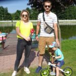 25.07.2020 Sędziszów. Kąpielisko. Na zdjęciu od lewej: Sylwia Kulasek z Ośrodka Sportu i Rekreacji w Sędziszowie, George Kozłowski pochodzący z Bułgarii od 5 lat mieszkający w Sędziszowie z synem Kubą / Ewa Pociejowska-Gawęda / Radio Kielce