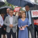 03.07.2020 Mniów. Wiceminister Anna Krupka zachęcała mieszkańców Mniowa do aktywnego udziału w drugiej turze wyborów prezydenckich. Na zdjęciu od lewej: Piotr Wilczak – wójt Mniowa, Krzysztof Słoń – senator, Anna Krupka – wiceminister sportu / Michał Kita / Radio Kielce
