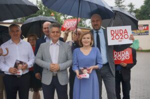 03.07.2020 Mniów. Wiceminister Anna Krupka zachęcała mieszkańców Mniowa do aktywnego udziału w drugiej turze wyborów prezydenckich. Na zdjęciu od lewej: Piotr Wilczak – wójt Mniowa, Krzysztof Słoń – senator, Anna Krupka – wiceminister sportu / Michał Kita / Radio Kielce