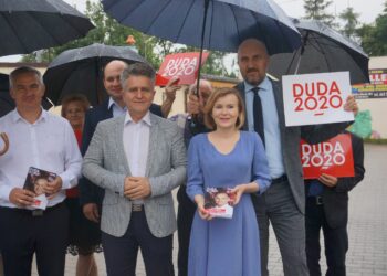 03.07.2020 Mniów. Wiceminister Anna Krupka zachęcała mieszkańców Mniowa do aktywnego udziału w drugiej turze wyborów prezydenckich. Na zdjęciu od lewej: Piotr Wilczak – wójt Mniowa, Krzysztof Słoń – senator, Anna Krupka – wiceminister sportu / Michał Kita / Radio Kielce