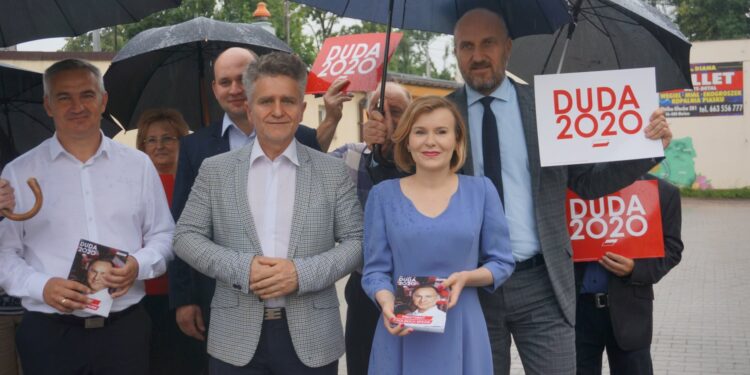 03.07.2020 Mniów. Wiceminister Anna Krupka zachęcała mieszkańców Mniowa do aktywnego udziału w drugiej turze wyborów prezydenckich. Na zdjęciu od lewej: Piotr Wilczak – wójt Mniowa, Krzysztof Słoń – senator, Anna Krupka – wiceminister sportu / Michał Kita / Radio Kielce