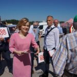 05.07.2020. Miedziana Góra. Wiceminister Anna Krupka zachęca do wsparcia Andrzeja Dudy. Na zdjęciu (w środku): Anna Krupka - wiceminister sportu / Michał Kita / Radio Kielce