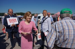 05.07.2020. Miedziana Góra. Wiceminister Anna Krupka zachęca do wsparcia Andrzeja Dudy. Na zdjęciu (w środku): Anna Krupka - wiceminister sportu / Michał Kita / Radio Kielce