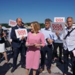 05.07.2020. Miedziana Góra. Wiceminister Anna Krupka zachęca do wsparcia Andrzeja Dudy. Na zdjęciu (w środku): Anna Krupka - wiceminister sportu i Krzysztof Słoń - senator PiS / Michał Kita / Radio Kielce
