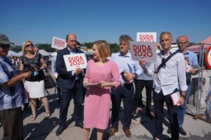 05.07.2020. Miedziana Góra. Wiceminister Anna Krupka zachęca do wsparcia Andrzeja Dudy. Na zdjęciu (w środku): Anna Krupka - wiceminister sportu i Krzysztof Słoń - senator PiS / Michał Kita / Radio Kielce