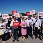 05.07.2020. Miedziana Góra. Wiceminister Anna Krupka zachęca do wsparcia Andrzeja Dudy. Na zdjęciu (w środku): Anna Krupka - wiceminister sportu i Krzysztof Słoń - senator PiS / Michał Kita / Radio Kielce