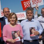 05.07.2020. Miedziana Góra. Wiceminister Anna Krupka zachęca do wsparcia Andrzeja Dudy. Na zdjęciu (w środku): Anna Krupka - wiceminister sportu i Krzysztof Słoń - senator PiS / Michał Kita / Radio Kielce
