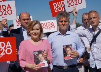 05.07.2020. Miedziana Góra. Wiceminister Anna Krupka zachęca do wsparcia Andrzeja Dudy. Na zdjęciu (w środku): Anna Krupka - wiceminister sportu i Krzysztof Słoń - senator PiS / Michał Kita / Radio Kielce