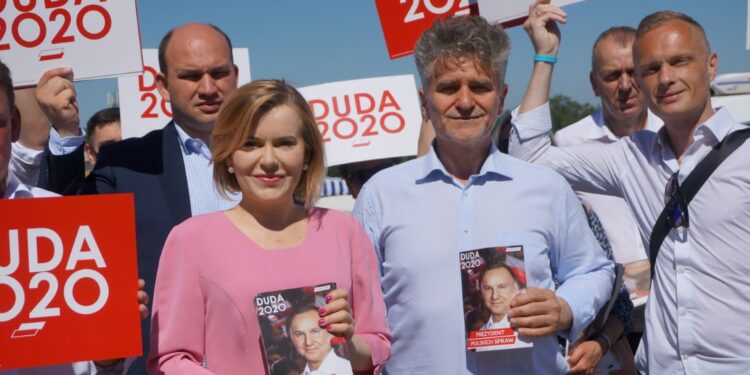 05.07.2020. Miedziana Góra. Wiceminister Anna Krupka zachęca do wsparcia Andrzeja Dudy. Na zdjęciu (w środku): Anna Krupka - wiceminister sportu i Krzysztof Słoń - senator PiS / Michał Kita / Radio Kielce