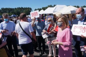 05.07.2020. Miedziana Góra. Wiceminister Anna Krupka zachęca do wsparcia Andrzeja Dudy. Na zdjęciu (po prawej): Anna Krupka - wiceminister sportu / Michał Kita / Radio Kielce