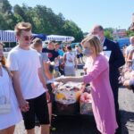 05.07.2020. Miedziana Góra. Wiceminister Anna Krupka zachęca do wsparcia Andrzeja Dudy. Na zdjęciu (w środku): Anna Krupka - wiceminister sportu / Michał Kita / Radio Kielce