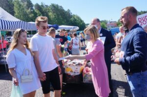 05.07.2020. Miedziana Góra. Wiceminister Anna Krupka zachęca do wsparcia Andrzeja Dudy. Na zdjęciu (w środku): Anna Krupka - wiceminister sportu / Michał Kita / Radio Kielce