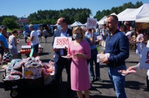 05.07.2020. Miedziana Góra. Wiceminister Anna Krupka zachęca do wsparcia Andrzeja Dudy. Na zdjęciu (w środku): Anna Krupka - wiceminister sportu / Michał Kita / Radio Kielce