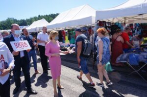 05.07.2020. Miedziana Góra. Wiceminister Anna Krupka zachęca do wsparcia Andrzeja Dudy. Na zdjęciu (w środku): Anna Krupka - wiceminister sportu / Michał Kita / Radio Kielce