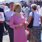 05.07.2020. Miedziana Góra. Wiceminister Anna Krupka zachęca do wsparcia Andrzeja Dudy. Na zdjęciu (w środku): Anna Krupka - wiceminister sportu / Michał Kita / Radio Kielce