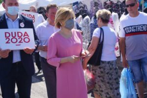 05.07.2020. Miedziana Góra. Wiceminister Anna Krupka zachęca do wsparcia Andrzeja Dudy. Na zdjęciu (w środku): Anna Krupka - wiceminister sportu / Michał Kita / Radio Kielce