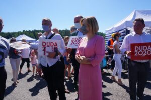 05.07.2020. Miedziana Góra. Wiceminister Anna Krupka zachęca do wsparcia Andrzeja Dudy. Na zdjęciu (w środku): Anna Krupka - wiceminister sportu / Michał Kita / Radio Kielce