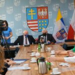 06.07.2020. Kielce. Podpisanie porozumienia dotyczącego innowacyjnych rozwiązań w gospodarowaniu odpadami komunalnymi.  Na zdjęciu (od lewej): Marek Jońca - członek Zarządu Województwa, Andrzej Bętkowski - Marszałek Województwa Świętokrzyskiego / Michał Kita / Radio Kielce