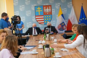 06.07.2020. Kielce. Podpisanie porozumienia dotyczącego innowacyjnych rozwiązań w gospodarowaniu odpadami komunalnymi. Na zdjęciu (od lewej): Marek Jońca - członek Zarządu Województwa, Andrzej Bętkowski - Marszałek Województwa Świętokrzyskiego / Michał Kita / Radio Kielce