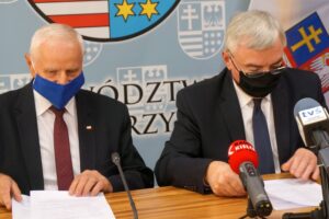 06.07.2020. Kielce. Podpisanie porozumienia dotyczącego innowacyjnych rozwiązań w gospodarowaniu odpadami komunalnymi. Na zdjęciu (od lewej): Marek Jońca - członek Zarządu Województwa, Andrzej Bętkowski - Marszałek Województwa Świętokrzyskiego / Michał Kita / Radio Kielce