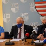 06.07.2020. Kielce. Podpisanie porozumienia dotyczącego innowacyjnych rozwiązań w gospodarowaniu odpadami komunalnymi. Na zdjęciu (od lewej): Wioletta Czarnecka - dyrektor Departamentu Środowiska i Gospodarki Odpadami ŚUM, Marek Jońca - członek Zarządu Województwa, Andrzej Bętkowski - Marszałek Województwa Świętokrzyskiego / Michał Kita / Radio Kielce
