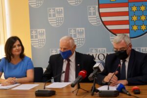 06.07.2020. Kielce. Podpisanie porozumienia dotyczącego innowacyjnych rozwiązań w gospodarowaniu odpadami komunalnymi. Na zdjęciu (od lewej): Wioletta Czarnecka - dyrektor Departamentu Środowiska i Gospodarki Odpadami ŚUM, Marek Jońca - członek Zarządu Województwa, Andrzej Bętkowski - Marszałek Województwa Świętokrzyskiego / Michał Kita / Radio Kielce