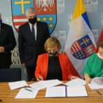 06.07.2020. Kielce. Podpisanie porozumienia dotyczącego innowacyjnych rozwiązań w gospodarowaniu odpadami komunalnymi.  Na zdjęciu (od lewej): Marek Jońca - członek Zarządu Województwa, Andrzej Bętkowski - Marszałek Województwa Świętokrzyskiego, Katarzyna Błachowicz - Wiceprezes Zarządu - Centrum Kooperacji Recyklingu not  for profit system- Sp. z o.o.- Koordynator Klastra Gospodarki Odpadowej i Recyklingu, Agnieszka Zdanowicz - Wiceprezes Zarządu -  Centrum Kooperacji Recyklingu not for profit system- Sp. z o. o. - Koordynator Klastra Gospodarki Odpadowej i Recyklingu, / Michał Kita / Radio Kielce