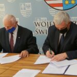 06.07.2020. Kielce. Podpisanie porozumienia dotyczącego innowacyjnych rozwiązań w gospodarowaniu odpadami komunalnymi. Na zdjęciu (od lewej): Marek Jońca - członek Zarządu Województwa, Andrzej Bętkowski - Marszałek Województwa Świętokrzyskiego / Michał Kita / Radio Kielce