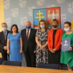 06.07.2020. Kielce. Podpisanie porozumienia dotyczącego innowacyjnych rozwiązań w gospodarowaniu odpadami komunalnymi. Na zdjęciu (od lewej): Andrzej Jastrząb, Zdzisław Stalica - przedstawiciele Enea Elektrownia Połaniec S.A., Wioletta Czarnecka - dyrektor Departamentu Środowiska i Gospodarki Odpadami ŚUM, Marek Jońca - członek Zarządu Województwa, dr hab. Joanna Kulczycka - prof. nadzw. AGH, Instytutu Gospodarki Surowcami Mineralnymi i Energią Polskiej Akademii Nauk w Krakowie, Katarzyna Błachowicz - Wiceprezes Zarządu - Centrum Kooperacji Recyklingu not for profit system - Sp. z o.o.- Koordynator Klastra Gospodarki Odpadowej i Recyklingu, Agnieszka Zdanowicz - Wiceprezes Zarządu -  Centrum Kooperacji Recyklingu not for profit system - Sp. z o. o. - Koordynator Klastra Gospodarki Odpadowej i Recyklingu, Andrzej Bętkowski - Marszałek Województwa Świętokrzyskiego / Michał Kita / Radio Kielce