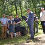 10.07.2020. Kaziny. Uroczystości z okazji Dnia Walki i Męczeństwa Wsi Polskiej. Na zdjęciu (przy mikrofonie): Paweł Faryna - starosta jędrzejowski / Ewa Pociejowska-Gawęda / Radio Kielce