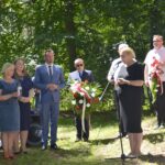 10.07.2020. Kaziny. Uroczystości z okazji Dnia Walki i Męczeństwa Wsi Polskiej. Na zdjęciu (przy mikrofonie): Zofia Pośpiech / Ewa Pociejowska-Gawęda / Radio Kielce