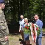 10.07.2020. Kaziny. Uroczystości z okazji Dnia Walki i Męczeństwa Wsi Polskiej. Na zdjęciu (od lewej): Jarosław Krawczyk - członek zarządu powiatu jędrzejowskiego, Maria Barańska - wicestarosta jędrzejowski, Paweł Faryna - starosta jędrzejowski / Ewa Pociejowska-Gawęda / Radio Kielce