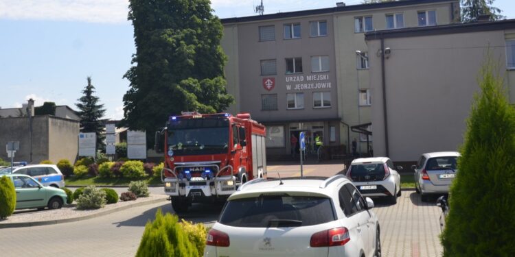 20.07.2020. Jędrzejów. Alarm bombowy w Urzędzie Miasta i Gminy w Jędrzejowie / Gazeta Jędrzejowska