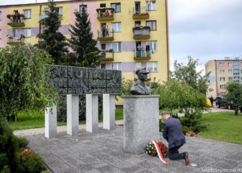 06.07.2020. Końskie. Prezydent RP Andrzej Duda składa wieniec przed pomnikiem „Hubala” / KPRP / Jakub Szymczuk