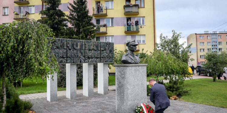 06.07.2020. Końskie. Prezydent RP Andrzej Duda składa wieniec przed pomnikiem „Hubala” / KPRP / Jakub Szymczuk