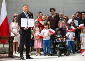 06.07.2020 Warszawa. Ogrody Pałacu Prezydenckiego. Podpisanie przez Andrzeja Dudę projektu zmiany Konstytucji / prezydent.pl