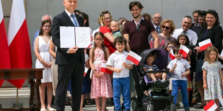 06.07.2020 Warszawa. Ogrody Pałacu Prezydenckiego. Podpisanie przez Andrzeja Dudę projektu zmiany Konstytucji / prezydent.pl