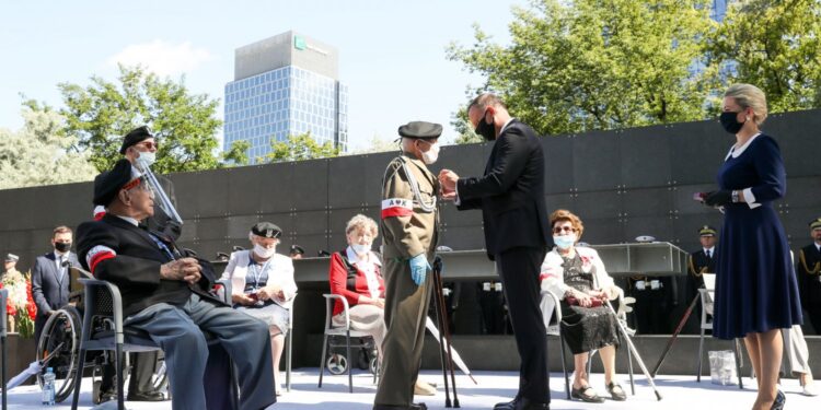 30.07.2020. Warszawa. Muzeum Powstania Warszawskiego. Uroczystość wręczenia odznaczeń państwowych. Order odbiera Henryk Kokosza / KPRP