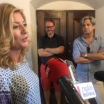 26.07.2020. Sandomierz. Zakończenie zdjęć do nowych odcinków serialu „Ojciec Mateusz”. Na zdjęciu (od lewej): Edyta Olszówka, Artur Żmijewski, Piotr Polk i Artur Pontek / Grażyna Szlęzak-Wójcik / Radio Kielce