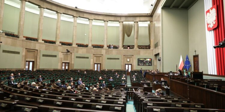 PiS z 40-procentowym poparciem. Kolejny sondaż daje olbrzymią przewagę