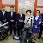 03.07.2020. Starachowice. Wizyta minister rodziny, pracy i polityki społecznej Marleny Maląg. Na zdjęciu (od lewej): Edward Płusa - prezes Starpolu, wojewoda Zbigniew Koniusz, senator Krzysztof Słoń, poseł Krzysztof Lipiec, minister Marlena Maląg, poseł Agata Wojtyszek i poseł Marek Kwitek / Jarosław Kubalski / Radio Kielce