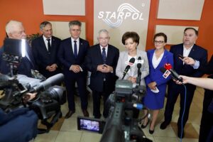 03.07.2020. Starachowice. Wizyta minister rodziny, pracy i polityki społecznej Marleny Maląg. Na zdjęciu (od lewej): Edward Płusa - prezes Starpolu, wojewoda Zbigniew Koniusz, senator Krzysztof Słoń, poseł Krzysztof Lipiec, minister Marlena Maląg, poseł Agata Wojtyszek i poseł Marek Kwitek / Jarosław Kubalski / Radio Kielce