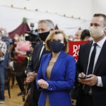 08.07.2020. Osiek. Wizyta marszałek Sejmu Elżbiety Witek. Na zdjęciu (od lewej): Zbigniew Koniusz - wojewoda świętokrzyski, Anna Krupka - wiceminister sportu, Michał Cieślak - poseł Porozumienia / Jarosław Kubalski / Radio Kielce