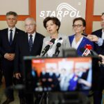 03.07.2020. Starachowice. Wizyta minister rodziny, pracy i polityki społecznej Marleny Maląg. Na zdjęciu (od lewej): wojewoda Zbigniew Koniusz, senator Krzysztof Słoń, poseł Krzysztof Lipiec, minister Marlena Maląg, poseł Agata Wojtyszek i poseł Marek Kwitek / Jarosław Kubalski / Radio Kielce